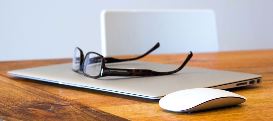 Brille Arbeitsplatz (Bild: Pixabay)