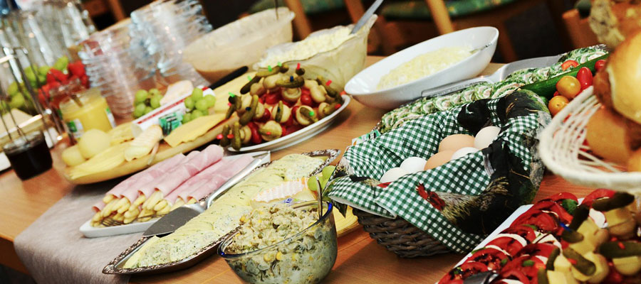 Essen bei Firmenfeier (Bild: Pixabay)