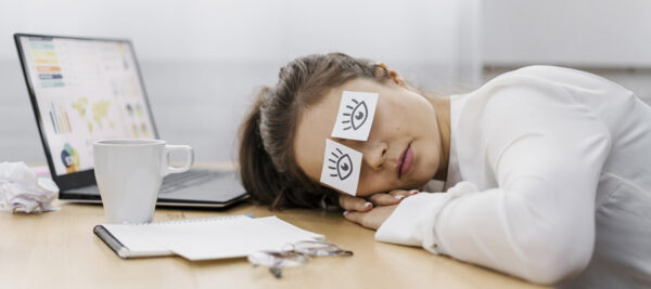 Work Sleep / Schlafen bei der Arbeit (Bild: Freepik)